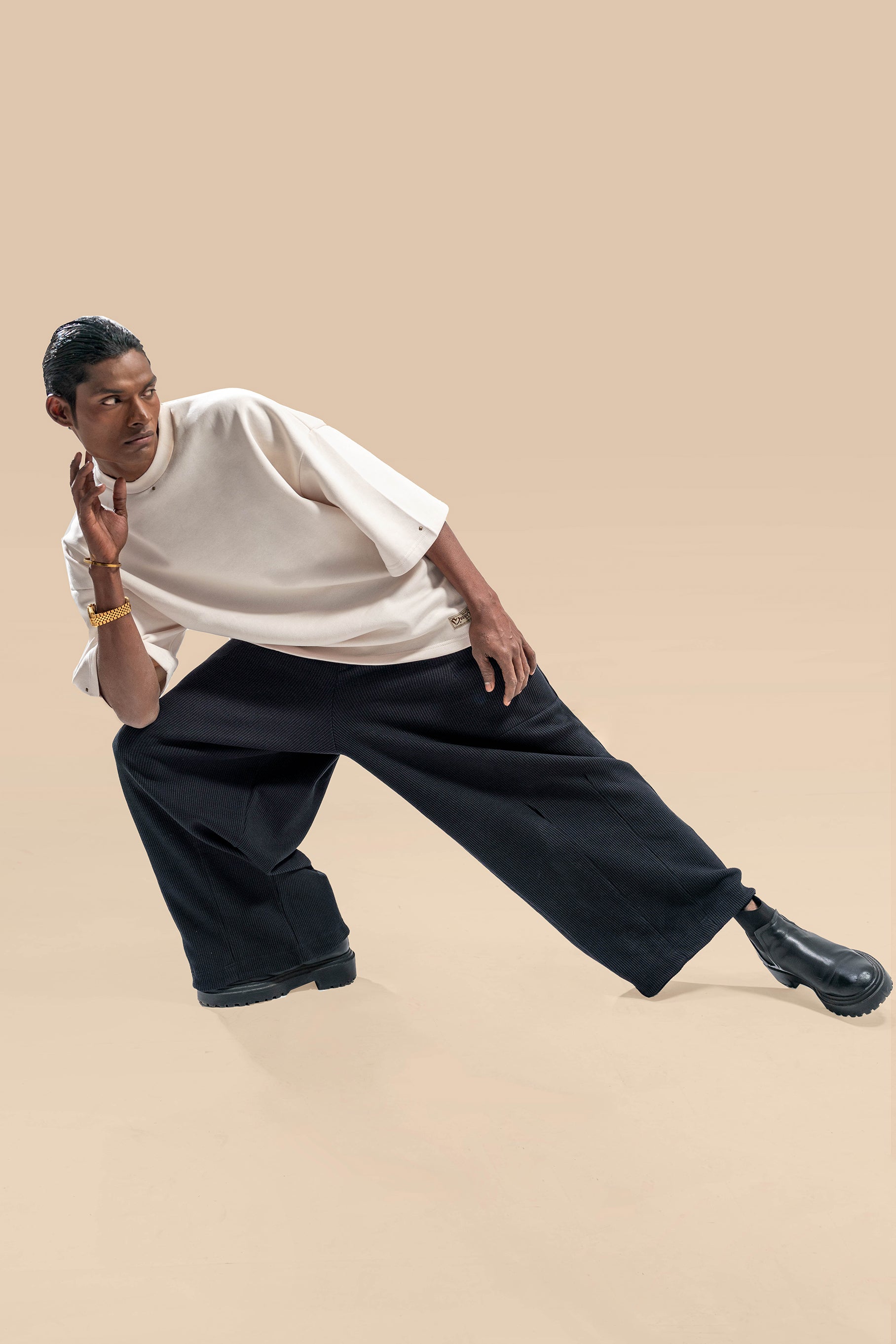 Model wearing the cream oversized fleece t-shirt, paired with casual jeans for a laid-back look.